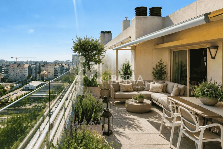 Penthouse duplex com terraço panorâmico — Fotografia editada com IA